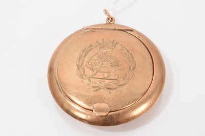 Lot 509 - 9ct gold powder compact with engraved crest of the hinged lid