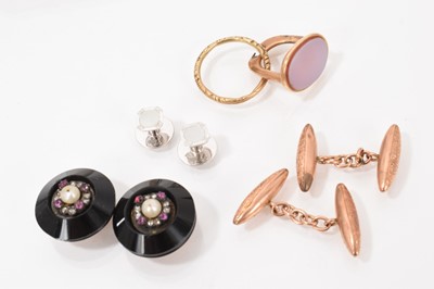Lot 512 - Group of jewellery to include a pair of Victorian onyx buttons/studs, pair of Art Deco 9ct white gold studs, pair of Edwardian 9ct gold cufflinks and an antique gold seal