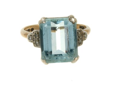 Lot 580 - Art Deco style aquamarine and diamond ring