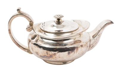 Lot 416 - George III silver teapot