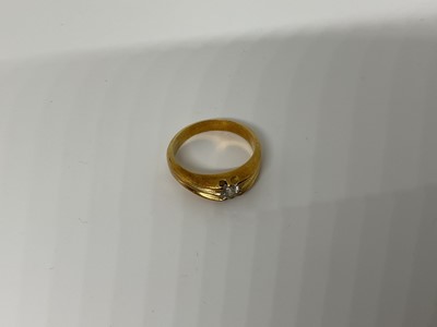 Lot 61 - Diamond signet ring with an old cut diamond in heavy gold setting