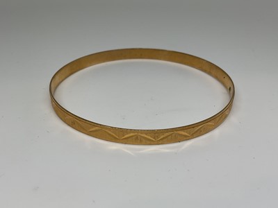 Lot 59 - 18ct gold bangle