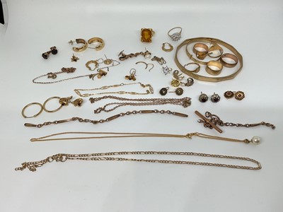 Lot 60 - Group of gold and yellow metal jewellery to include bangle, rings, chains etc