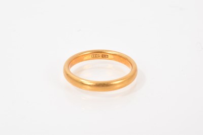 Lot 460 - 22ct gold wedding ring