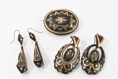 Lot 525 - Group of 19th century tortoise shell and piqué work jewellery