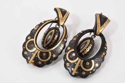 Lot 525 - Group of 19th century tortoise shell and piqué work jewellery