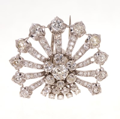 Lot 576 - Art Deco diamond fan shaped clip brooch