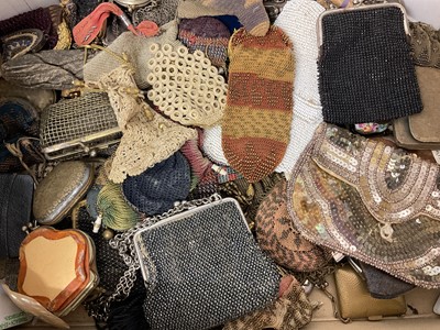 Lot 958 - Good and diverse collection of antique purses