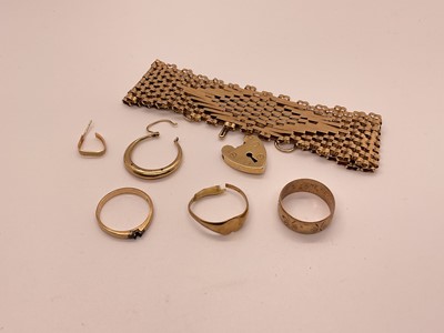 Lot 24 - 9ct gold gate bracelet, three 9ct gold rings and two odd earrings