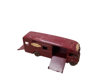 Lot 1528 - Dinky Toys British Railways Express Horse Box Hire Service, boxed No.981 (1)