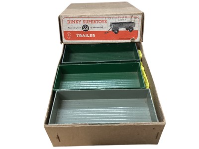Lot 1530 - Dinky Supertoys Trade Box (3 Units) Trailer, No.551 (1)