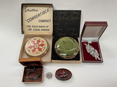 Lot 1016 - Garnet bird brooch in closed back white metal setting, other paste set jewellery and two vintage compacts
