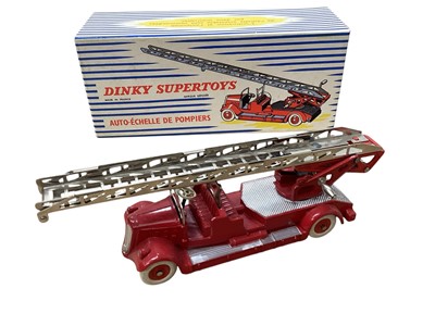 Lot 1556 - Dinky Supertoys French Version Fire Engine with extending ladder No.899, Bedford Pallet Jetta Van No.930, Racehorse Transport No.979, Horse Box No.581 and Dinky Toys Vega Major Coach No.954, AEC...