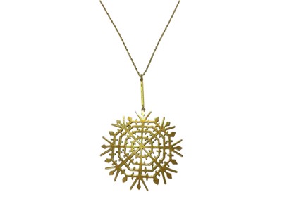 Lot 211 - 1970s 9ct gold snowflake pendant on 9ct gold chain