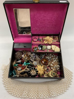 Lot 1111 - Jewellery box containing vintage costume jewellery and bijouterie