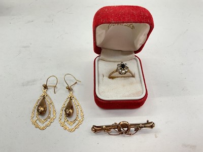 Lot 1097 - 9ct gold gem set dress ring, 9ct gold bar brooch and a pair of yellow metal earrings
