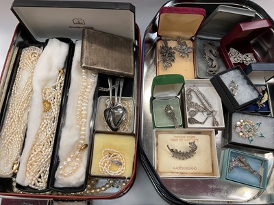 Lot 1098 - Vintage silver and marcasite brooches, various vintage costume jewellery, cultured pearl necklace with gold clasp etc
