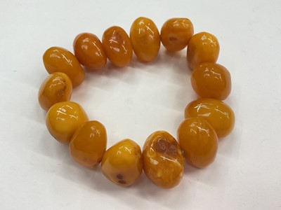 Lot 1006 - Natural amber bead bracelet