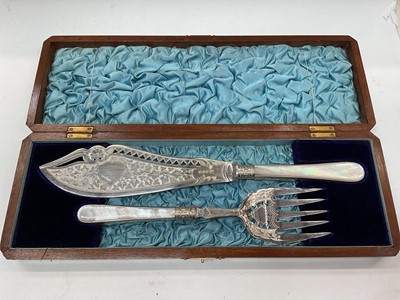 Lot 340 - Victorian silver plated and mother of pearl handled fish servers in fitted wooden case