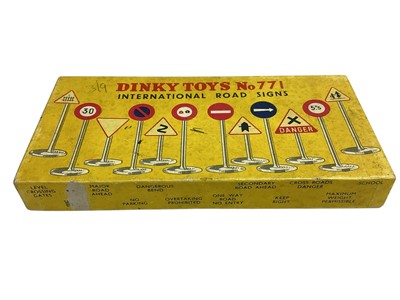 Lot 1827 - Dinky Toys International Road Signs (Full Set) No.771 & O Gauge Passenger Set No.3 (one missing), Both boxed (2)