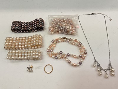 Lot 1076 - 22ct gold wedding ring, together with cultured pearl jewellery