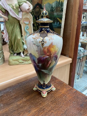 Lot 834 - Edwardian Hadley's Worcester vase and cover