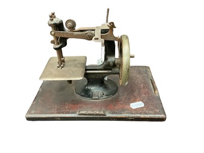 Lot 2427 - Antique Singer children’s / miniature sewing machine, possibly a model 20.