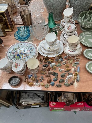Lot 500 - Continental plate decorated with parrots, together with Wade Whimseys, teaware and other decorative ceramics.