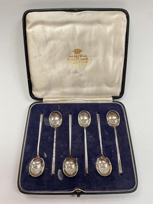 Lot 1025 - Set of six silver coffee spoons in fitted case (Sheffield 1930)