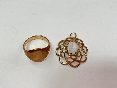 Lot 1030 - 9ct gold signet ring, size N and a 9ct gold open work moonstone pendant (2)