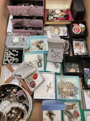 Lot 1147 - Group of costume jewellery, watches and bijouterie (1 box)