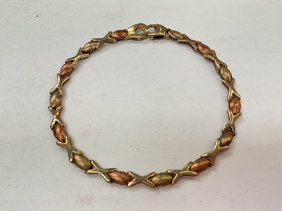 Lot 1087 - 9ct two colour gold 'xo' bracelet, 21.5cm long