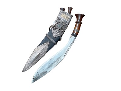 Lot 693 - Good quality Gurkha kukri with wood hilt, in leather scabbard with ornate silver mounts, with the blade 28cm in overall length.