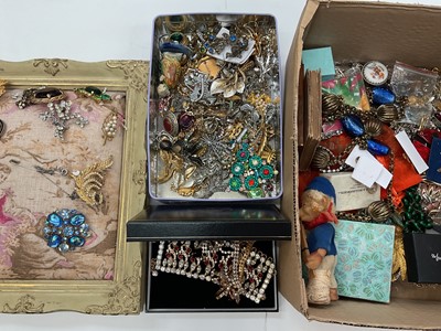 Lot 217 - Collection of vintage paste set brooches, other jewellery and sundries