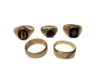 Lot 181 - Two 9ct gold signet rings with onyx panels, 9ct gold garnet single stone ring in claw setting, 9ct gold diamond set ring and a yellow metal wedding band (5)