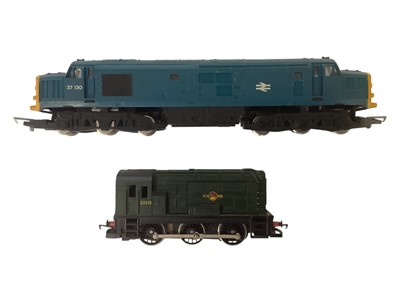Lot 1929 - Hornby OO Gauge BR blue Class 37 diesel 37130 & BR green Bo-Bo Class 08 diesel D3010, both unboxed (2)