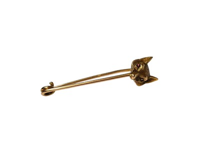 Lot 48 - Victorian 15ct gold fox mask tie pin with red cabochon eyes, 48mm