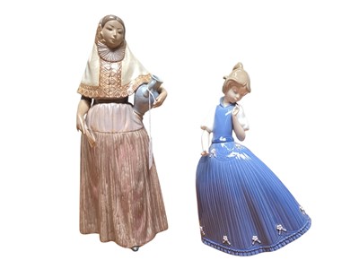 Lot 911 - Six Lladro figures including lady carrying a fan and a vase, and one other Spanish figure (7)