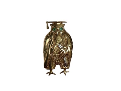 Lot 162 - 9ct gold novelty brooch in the form of an owl wearing a graduation robe and mortarboard, set with emerald eyes