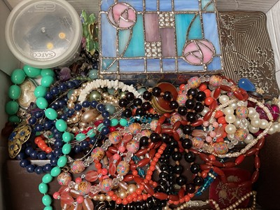 Lot 175 - Collection of vintage costume jewellery to include brooches, bead necklaces etc