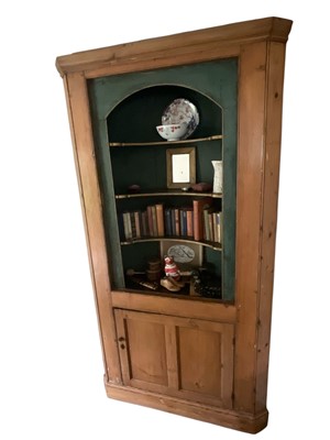 Lot 1488 - Georgian pine standing corner cupboard