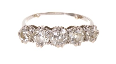 Lot 636 - Diamond five stone ring