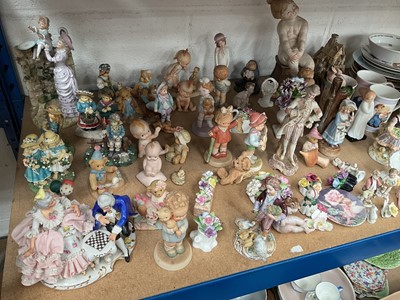 Lot 72 - Group of collectors' plates, figures, floral baskets and other collectable ceramics (1 box).