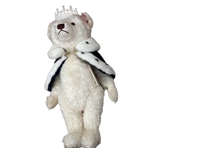 Lot 1979 - Steiff Clown 403019, Long to Reign Over Us God Save the Queen both boxed with certificates plus bear signed on the foot, number 670152 postage box with certificate.