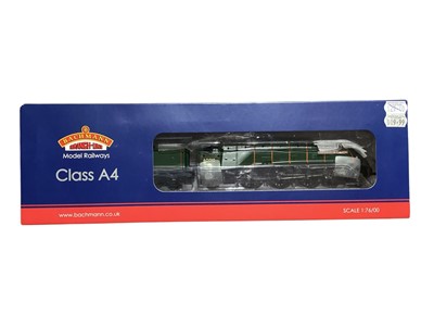 Lot 1772 - Bachmann OO Gauge 2-10-0 BR black Standard Class 9F tender locomotive 92211, boxed 32-860, 2-6-0 BR early emblem Class K3 tender locomotive 61862, boxed 32-281 and 4-6-2 BR green Class A4 Willia...