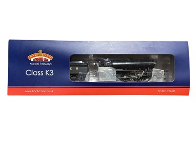 Lot 1772 - Bachmann OO Gauge 2-10-0 BR black Standard Class 9F tender locomotive 92211, boxed 32-860, 2-6-0 BR early emblem Class K3 tender locomotive 61862, boxed 32-281 and 4-6-2 BR green Class A4 Willia...