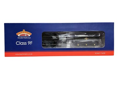 Lot 1772 - Bachmann OO Gauge 2-10-0 BR black Standard Class 9F tender locomotive 92211, boxed 32-860, 2-6-0 BR early emblem Class K3 tender locomotive 61862, boxed 32-281 and 4-6-2 BR green Class A4 Willia...