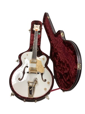 Lot 2220 - 2005 Gretsch White Falcon Serial number JT05128685, Grover tuners, string through Bigsby tremolo arm, in original Gretsch case