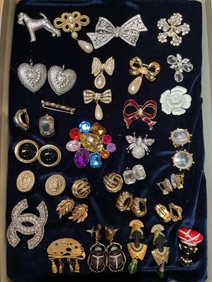 Lot 146 - Collection of vintage brooches and earrings including Danecraft gilt metal and enamel paint palette brooch, Maresco blackamoor brooch, pair of Trifari clip on earrings etc