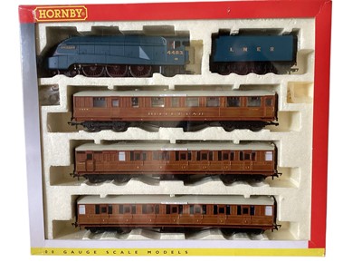Lot 1791 - Hornby OO Gauge Presentation Train Pack including LNER blue 4-6-2 Class A4 Kingfisher tender locomotive 4483 & 3 Gresley Teak Coaches, boxed R2888M (1)